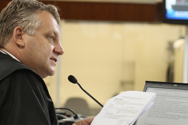 O conselheiro-substituto Cláudio Kania relata processo na Segunda Câmara do TCE-PR. Foto: Wagner Araújo/Divulgação