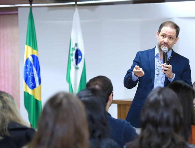 O professor pernambucano Mozart Borba ministra o curso "Sistema de Precedentes no Novo Código de Processo Civil", no auditório do TCE-PR. Foto: Wagner Araújo/Divulgação