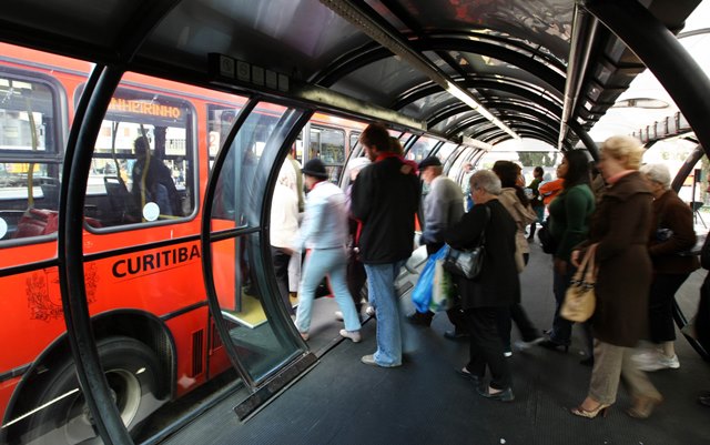 O transporte coletivo urbano é a melhor opção para quem segue à Rodoferroviária de Curitiba neste feriado. A tarifa integrada tem o preço único de R$ 2,60. Foto: Maurilio Cheli/SMCS (arquivo)