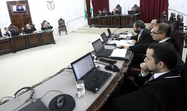 Sessão do Pleno do TCE-PR, presidida pelo conselheiro Durval Amaral. Foto: Wagner Araújo/Divulgação TCE-PR