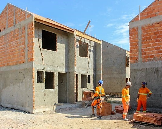 Construção de sobrados pela Companhia de Habitação Popular de Curitiba (Cohab Curitiba). Foto: Rafael Silva/Cohab - Divulgação