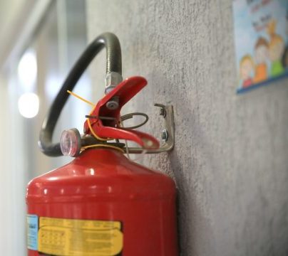 Extintor de incêndio em escola, item essencial para a segurança de alunos e professores. Foto: Divulgação