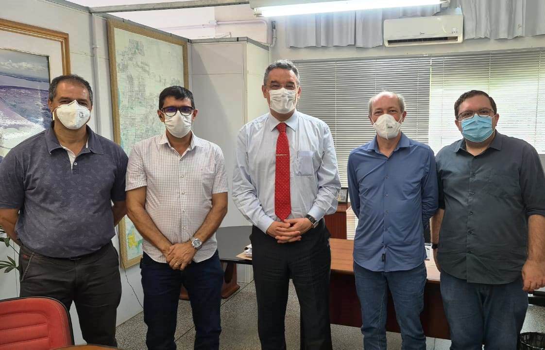 O coordenador-geral de Fiscalização do TCE-PR, Cláudio Henrique de Castro (ao centro na foto), e gestores da Prefeitura de Foz do Iguaçu, durante visita técnica com o objetivo de retomar obras paralisadas no município. Foto: Divulgação/TCE-PR