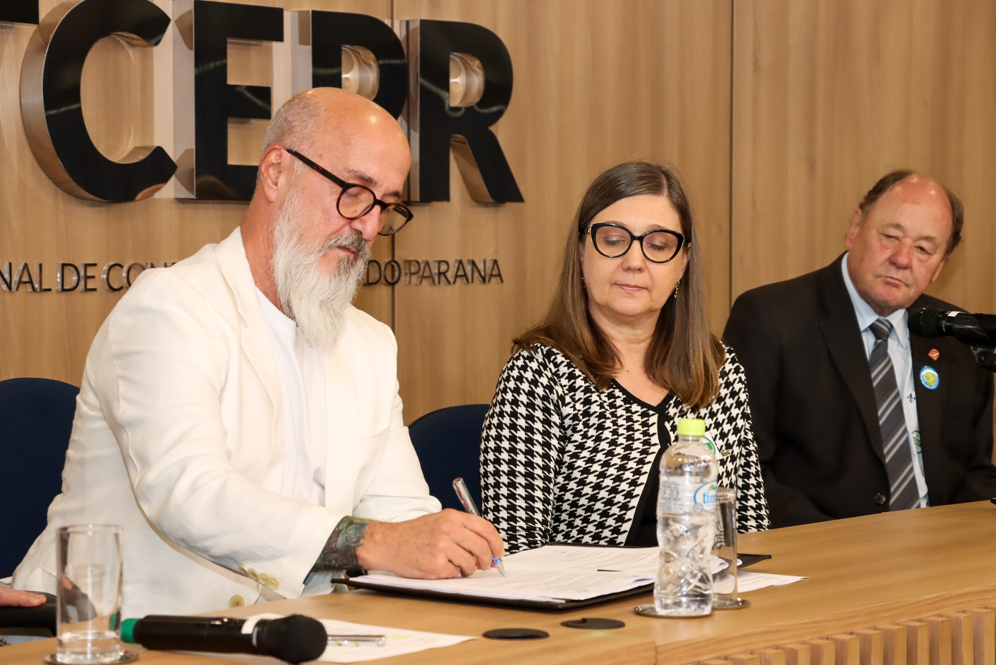O presidente conselheiro Fernando Guimarães assina termos de parceria com três observatórios sociais do Paraná. Foto: Fabiano Contador/ Divulgação TCE-PR