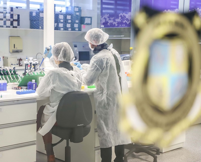 Trabalho de peritos da Polícia Científica do Paraná, antigo Instituto Médico Legal (IML), vinculada à Secretaria de Estado da Segurança Pública (Sesp-PR). Foto: Agência Estadual de Notícias.