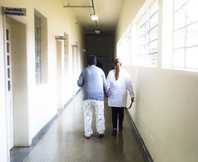 Atendimento a paciente no Hospital Adauto Botelho, de Pinhais, mantido pela Secretaria de Estado da Saúde (Sesa-PR). Foto: Divulgação