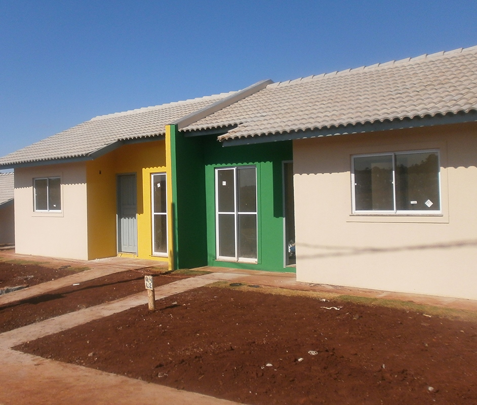 Casas erguidas pela Construtora Icopan Ltda., contratada pela Companhia de Habitação do Paraná (Cohapar) para obra de conjunto de moradias populares em Cornélio Procópio (Norte Pioneiro). Foto: Cohapar/Divulgação