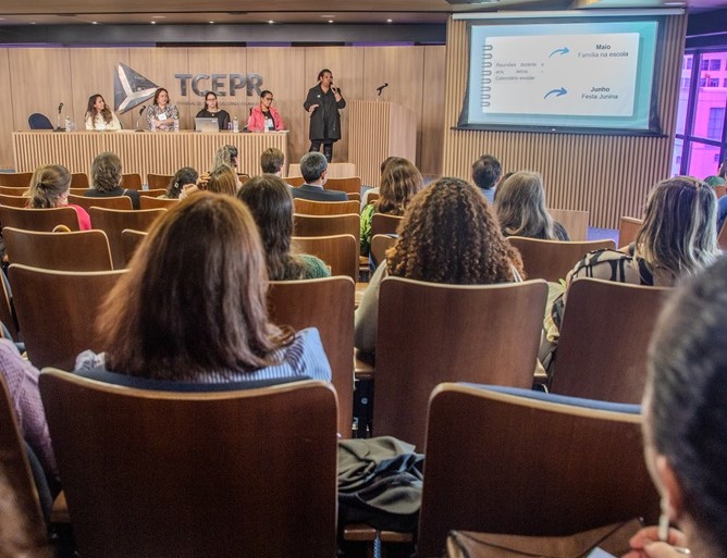 Professoras realizam apresentações no Seminário de Boas Práticas em Gestão da Educação nos Municípios da Região Metropolitana de Curitiba, promovido no auditório do Tribunal de Contas do Estado do Paraná (TCE-PR) no dia 10 de dezembro.