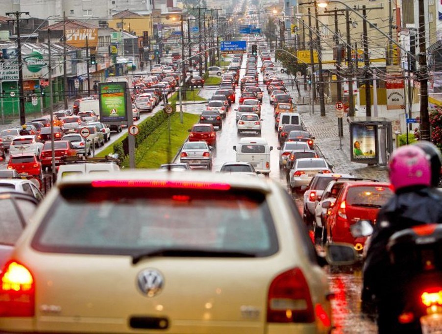 Trânsito na Avenida Visconde de Guarapuava, no Centro de Curitiba. Foto: Divulgação