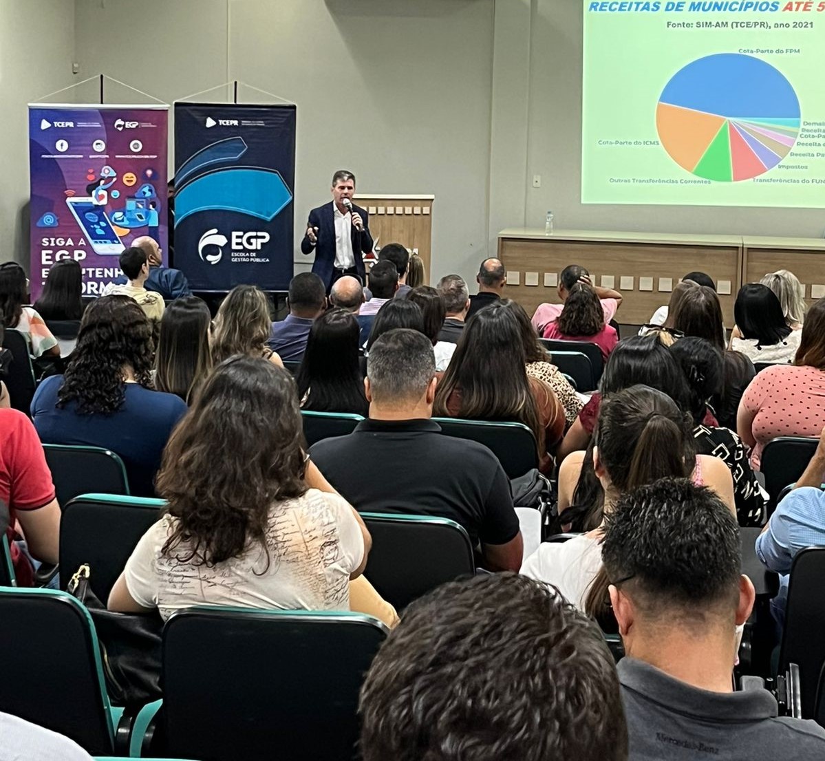 O procurador do Ministério Público de Contas Flávio Berti ministra palestra no curso Receita Tributária Municipal e Estruturação de Dívida Ativa, realizado em Maringá. Foto: TCE-PR/Divulgação