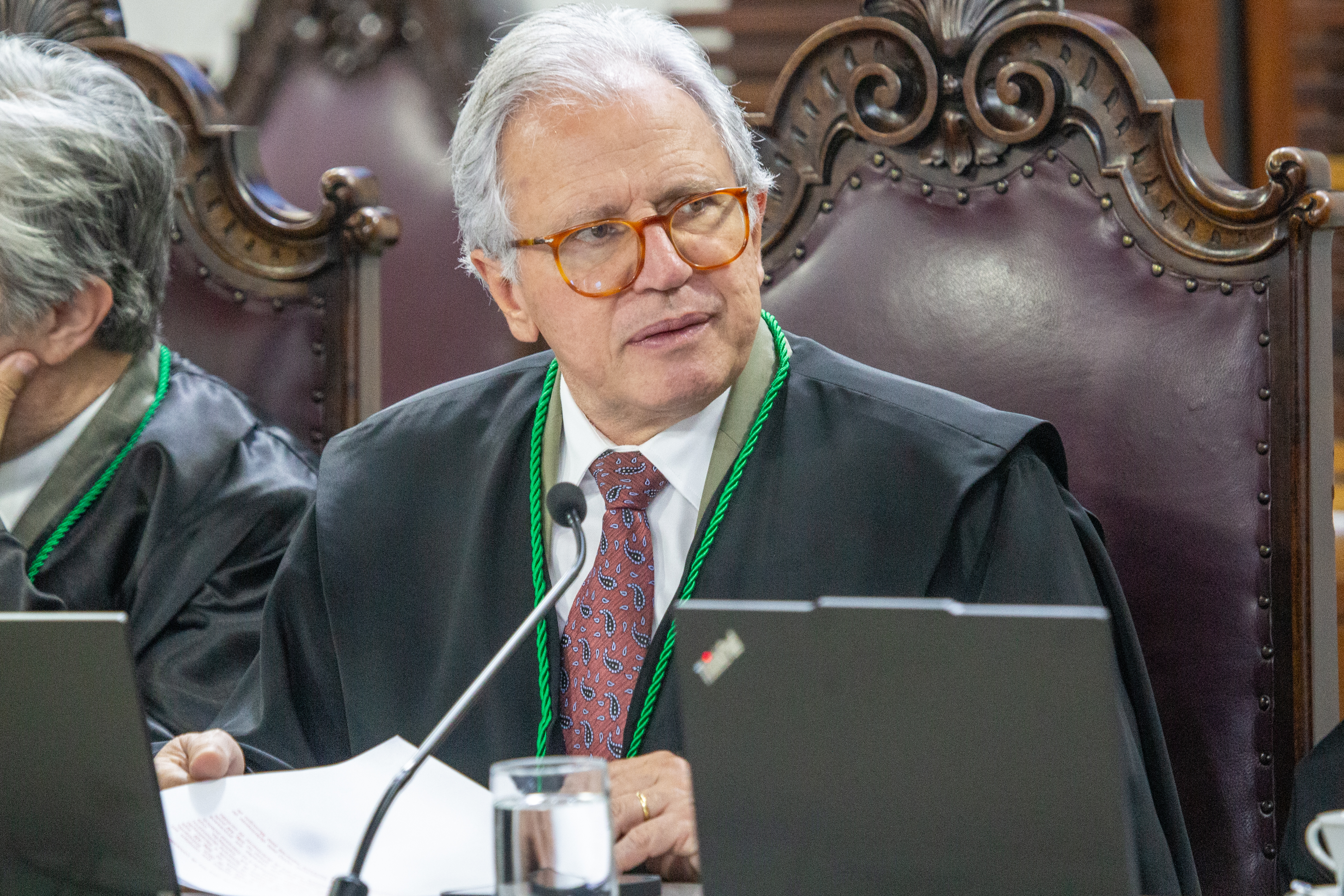 O conselheiro Durval Amaral durante sessão ordinária do Tribunal Pleno do TCE-PR