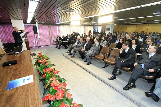 Público prestigia a palestra de Marçal Justen Filho no auditório do TCE-PR