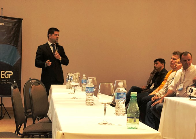 O coordenador-geral de Fiscalização do TCE-PR, Rafael Ayres, ministra palestra no curso sobre Ouvidoria e Acesso à Informação, realizado em Cambará, em 27 de junho. Foto: Divulgação TCE-PR