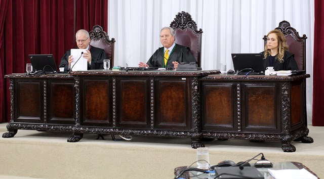 Ao lado do procurador do Ministério Público de Contas Elizeu Corrêa e da secretária Maria Augusta de Oliveira Franco, o conselheiro Nestor Baptista preside sessão da Primeira Câmara do TCE-PR. Foto: Wagner Araújo/Divulgação TCE-PR