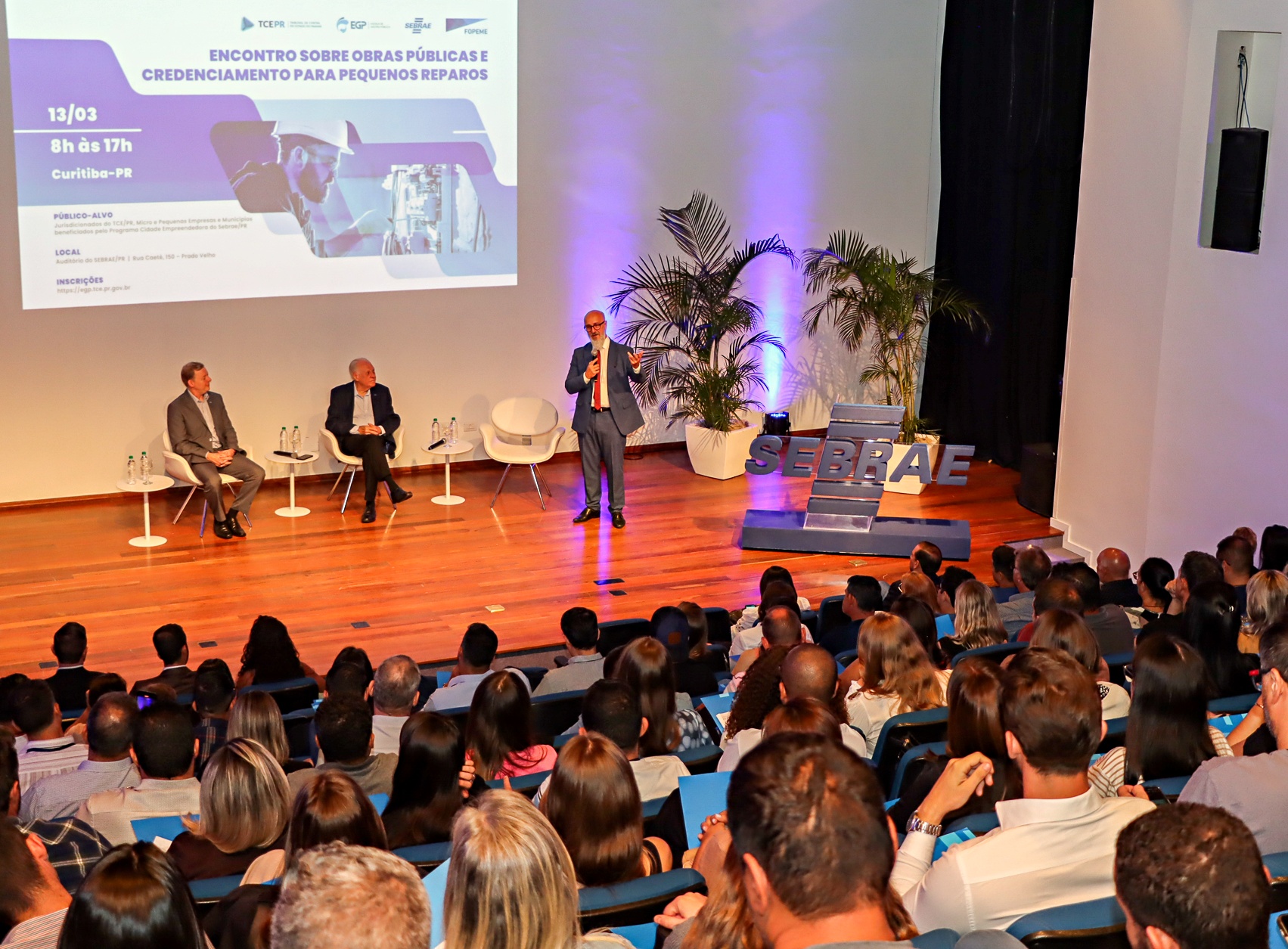 O presidente do TCE-PR, conselheiro Fernando Guimarães, na abertura do Encontro Sobre Obras Públicas e Credenciamento para Pequenos Reparos, realizado na sede do Sebrae-PR, em Curitiba. Foto: Fabiano Contador/TCE-PR