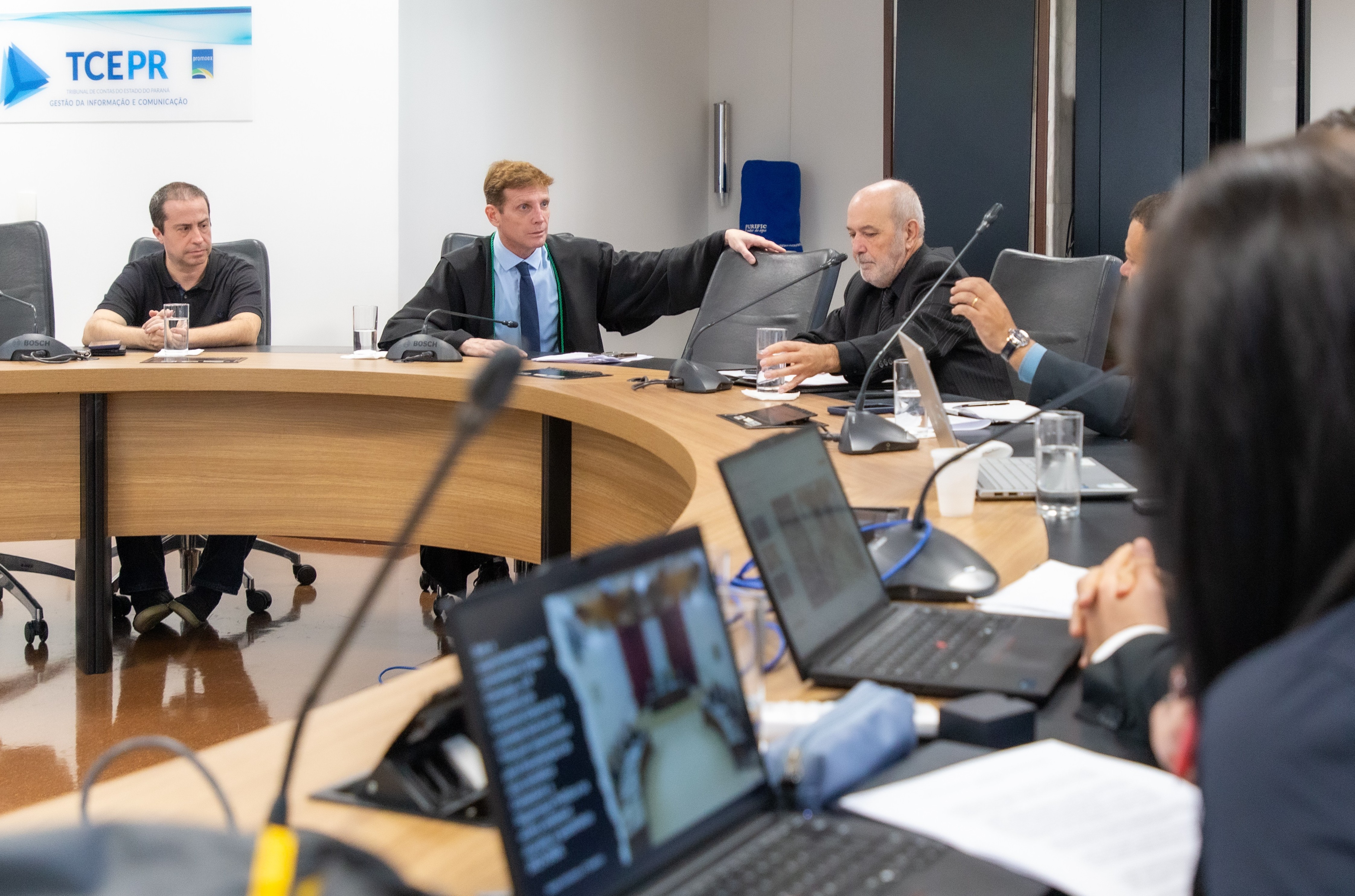 O conselheiro Fabio Camargo e a equipe da 6ª ICE em reunião com consultores do Prêmio Innovare
