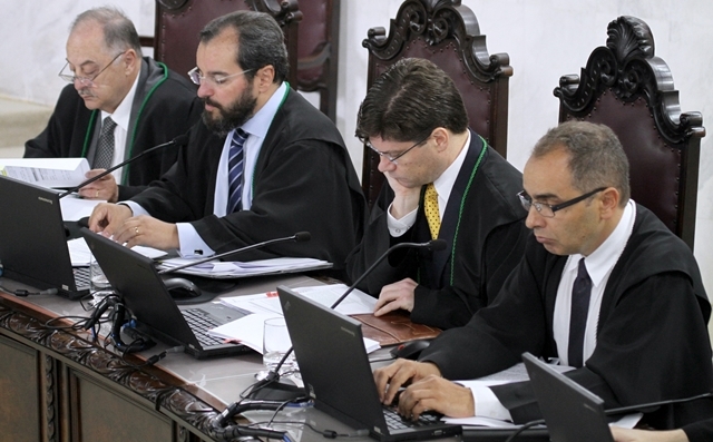 O conselheiro Ivens Linhares (terceiro da esquerda para a direita) relata processo na sessão de 9 de março do Pleno do TCE-PR. Foto: Wagner Araújo/Divulgação TCE-PR