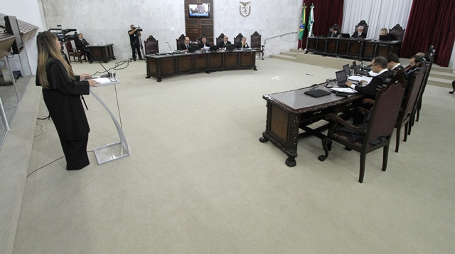 Advogada faz sustentação oral de defesa em processo julgado na sessão do Pleno do TCE-PR em 11 de maio. Foto: Wagner Araújo/Divulgação TCE-PR