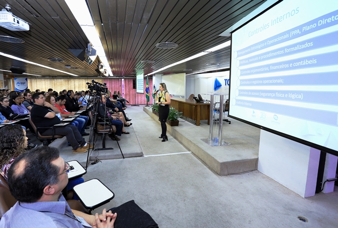 A servidora Ely Célia Corbari ministra palestra sobre a relação entre controles internos e as Demonstrações Contábeis Aplicadas ao Setor Público (DCasps), durante a 1ª Semana da Contabilidade Pública do TCE-PR. Foto: Wagner Araújo/Divulgação TCE-PR