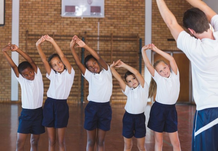 Aula de Educação Física em escola pública