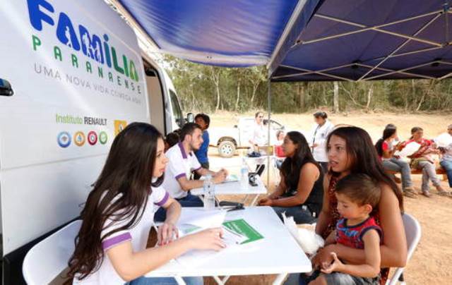 Atendimento do Programa Família Paranaense, executado pela   Secretaria de Estado do Trabalho e do Desenvolvimento Social (Seds)  Foto: Rogério Machado/Divulgação Seds