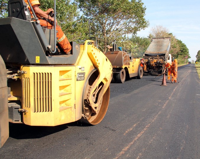 Obra de reparo da PR-555, no município de Nova Esperança (Noroeste do Estado), realizada pelo DER do Paraná. Foto: Jorge Woll/Divulgação DER-PR