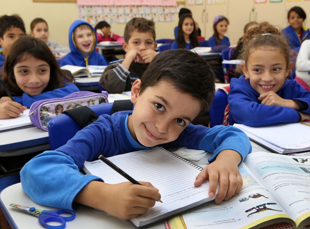 Alunos em escola municipal de Curitiba, que utiliza  carteiras novas. Foto: Cesar Brustolin/SMCS