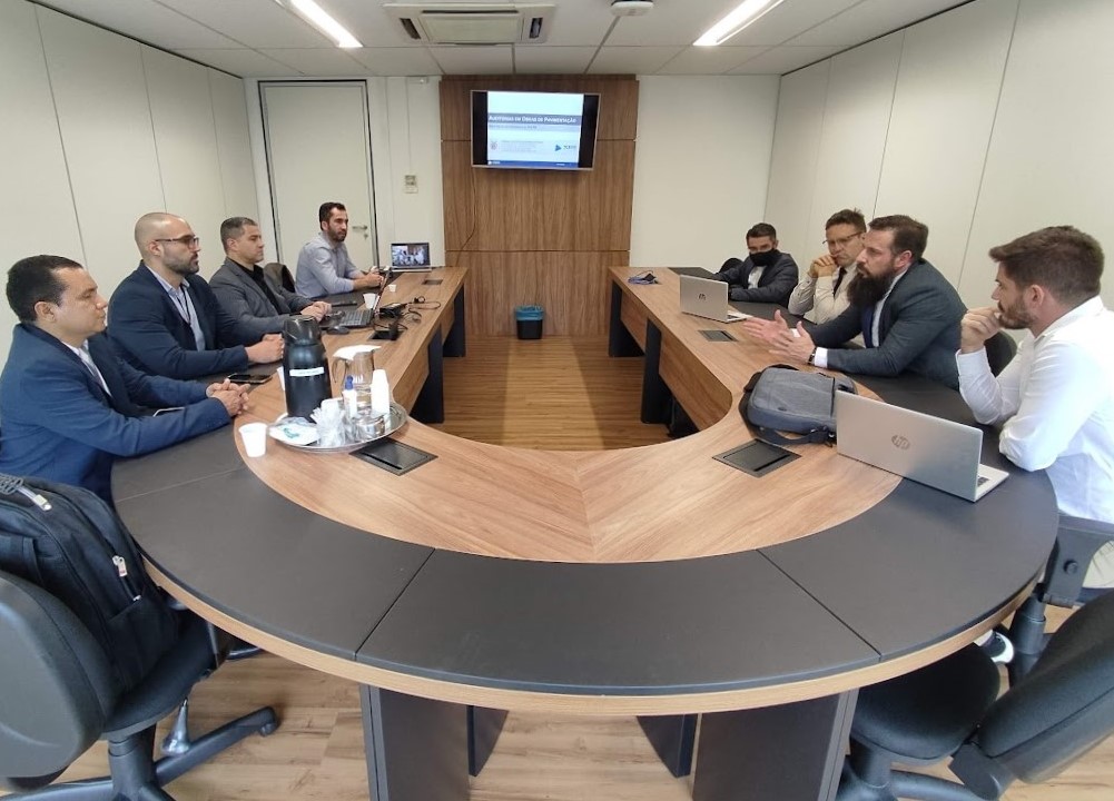 Durante visita técnica, servidores do TCE-PR relatam a colegas do Tribunal de Contas do Estado do Pará (TCE-PA) experiência na utilização de resultados da análise de materiais em laboratório na fiscalização de obras de asfalto no Paraná. Foto: Edilson Peruceli/TCE-PR
