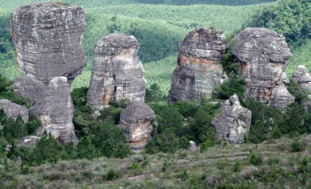 Formações rochosas no município de Sengés, localizado na região dos Campos Gerais do Paraná. Foto: Divulgação