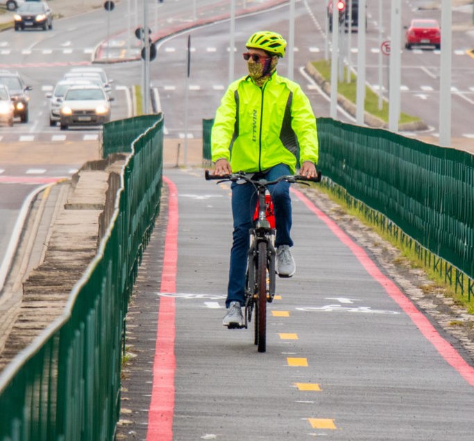 Ciclovia na Avenida das Américas, em São José dos Pinhais. O TCE-PR estimula a diversificação de modais para ampliar a mobilidade urbana. Foto: Paulo Szostak - Prefeitura de São José dos Pinhais/Divulgação