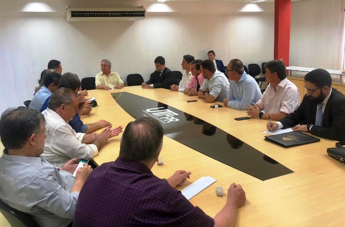 Acompanhado de assessores, o presidente do TCE-PR, conselheiro Nestor Baptista, se reúne com prefeitos da região de Campo Mourão, durante curso sobre atos de pessoal, realizado pela Escola de Gestão Pública. Foto: TCE-PR/Divulgação