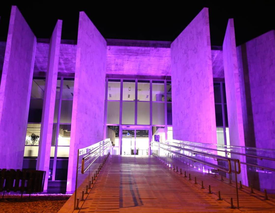 Rampa de acesso ao Edifício-Sede do TCE-PR, iluminada em alusão à campanha Maio Roxo, de prevenção às doenças inflamatórias intestinais (DII). Foto: Dilton Leandro Vaz/Divulgação TCE-PR