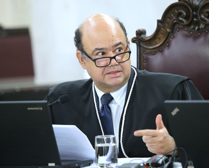 O conselheiro-substituto Sérgio Valadares Fonseca relata processo em sessão do Pleno do TCE-PR. Foto: Wagner Araújo/Divulgação TCE-PR