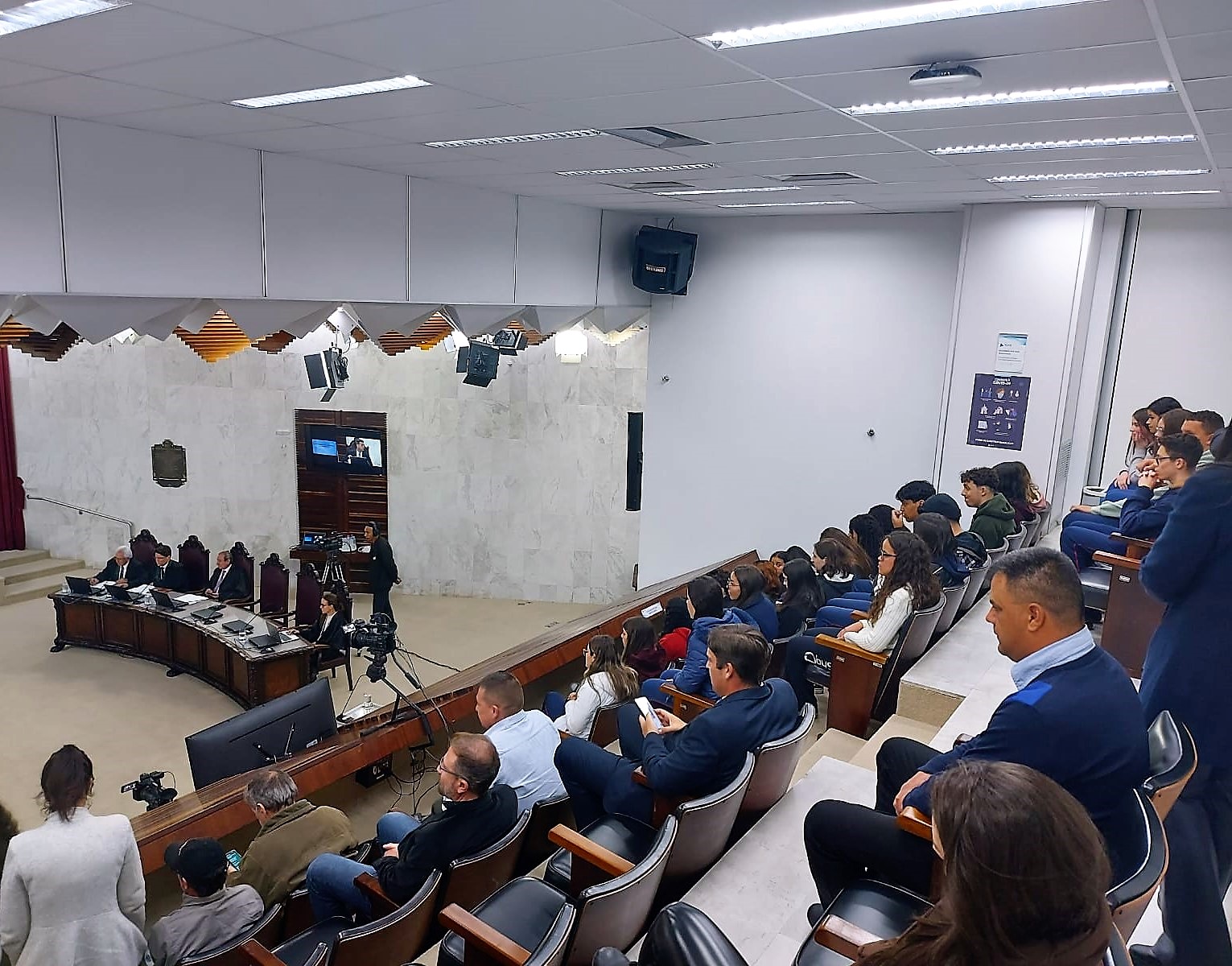 Alunos do ensino médio preparatório em Administração do Centro Estadual de Educação Profissional (CEEP) Erotídes Ângelo Nichele, de Fazenda Rio Grande, acompanham sessão do Tribunal Pleno do TCE-PR Foto: Divulgação/TCE-PR