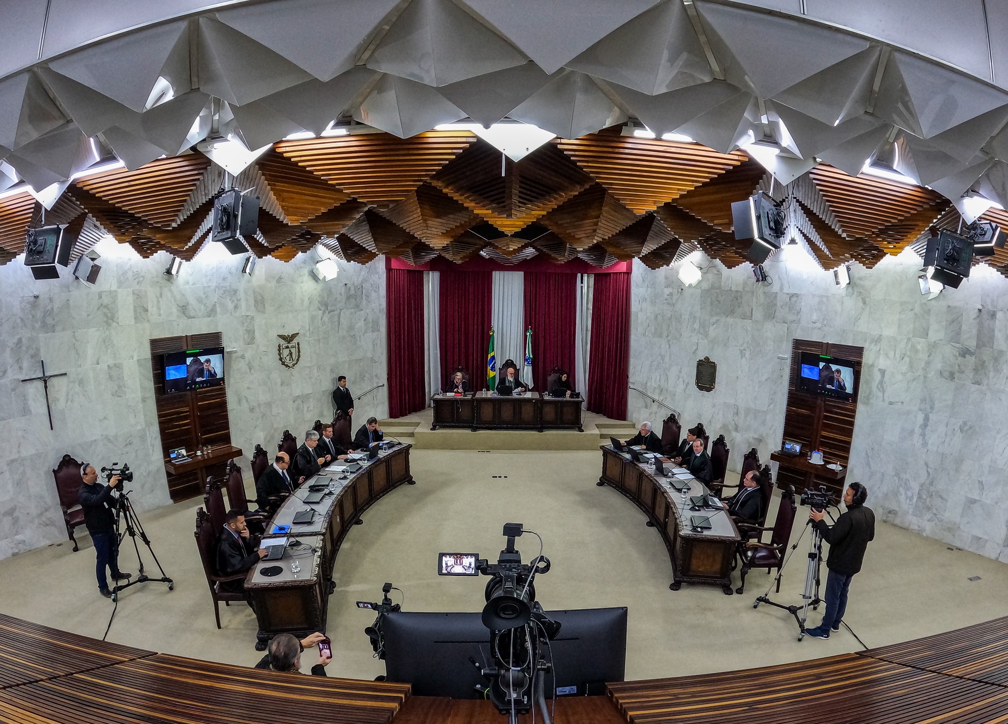 Sessão presencial do Tribunal Pleno do TCE-PR. Foto: Fabiano Contandor/Divulgação TCE-PR