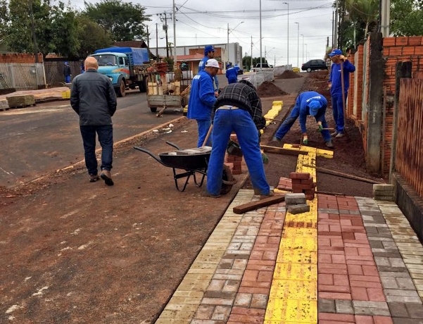 Obra de construção de calçada executada pela Prefeitura de Toledo (Oeste do Estado). Foto: Prefeitura de Toledo/Divulgação