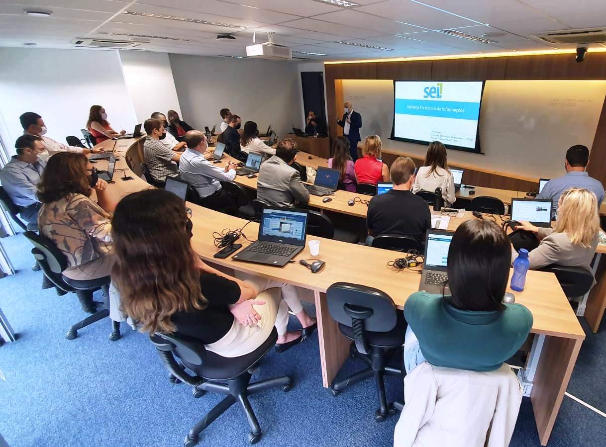 Servidores do TCE-PR recebem capacitação sobre o Sistema Eletrônico de Informações (SEI), desenvolvido pelo TRF-4. Foto: Divulgação/TCE-PR