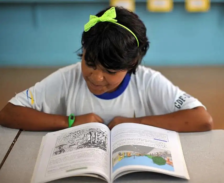 Estudante do ensino fundamental utiliza livro didático em sala de aula. Foto: Agência Brasil/Divulgação