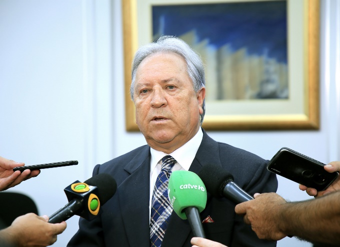 O conselheiro Nestor Baptista concede entrevista à imprensa ao tomar posse do cargo de presidente do TCE-PR no biênio 2019-2020. Foto: Wagner Araújo/Divulgação TCE-PR