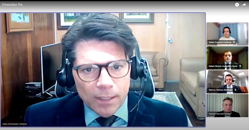 O presidente do TCE-PR, conselheiro Ivens Linares; o coordenador-geral de Fiscalização, Rafael Ayres; o coordenador de Acompanhamento de Atos de Gestão, Marcus Vinicius Machado; o gerente de Pesquisa, Desenvolvimento e Inovação da Fiscalização da CGF, Rafael Augusto Fontana; e o servidor da EGP Rubens Sciena, em "live" de orientação sobre Emendas Pix.