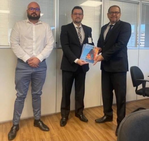 O inspetor da Sexta Inspetoria de Controle Externo (6ª ICE) do Tribunal de Contas do Estado do Paraná (TCE-PR), Marcio José Assumpção, entrega relatório sobre a fiscalização de unidades prisionais a representantes da Secretaria Nacional de Políticas Penais (Senappen) do Ministério da Justiça e Segurança Pública em Brasília no dia 19 de agosto