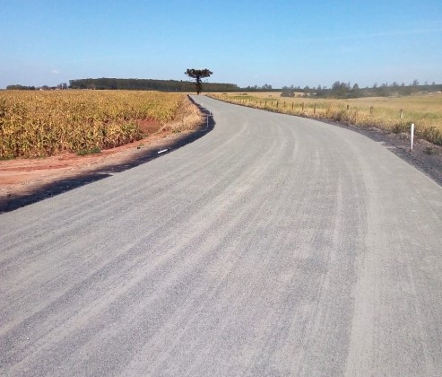 Obra de pavimentação anti-pó em estrada rural de Campo Mourão, município da Região Centro-Oeste do Paraná. Foto: Prefeitura de Campo Mourão/Divulgação