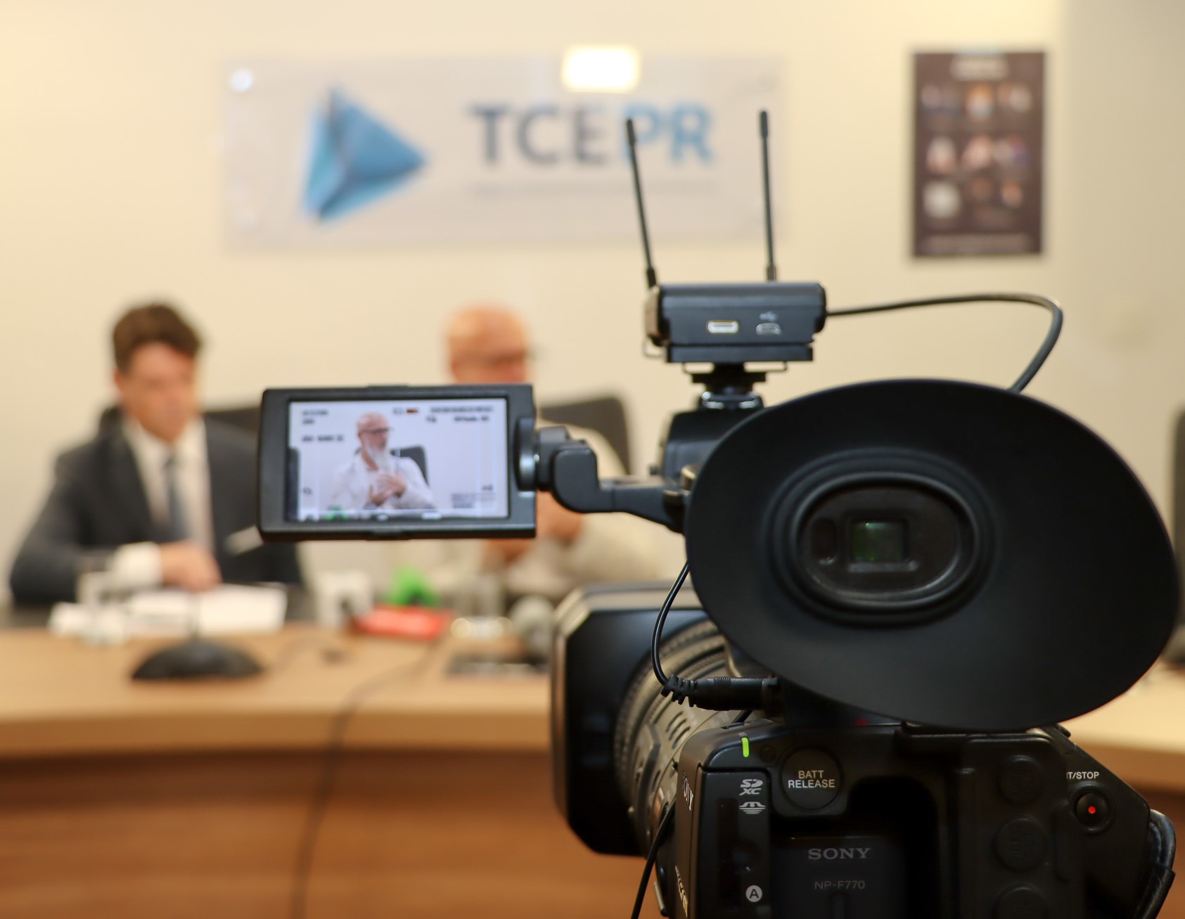 Os conselheiros Fernando Guimarães (à direita) e Ivens Linhares, respectivamente presidente e vice-presidente do TCE-PR, apresentam à imprensa o diagnóstico elaborado pelo Programa de Avaliação de Contas Municipais de Governo (ProGov). Foto: Fabiano Contador/Divulgação TCE-PR
