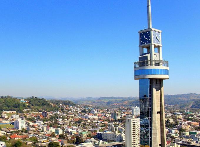 Vista geral da sede urbana de Francisco Beltrão, município da região Sudoeste do Paraná, com a torre da igreja matriz em primeiro plano. Foto: Divulgação