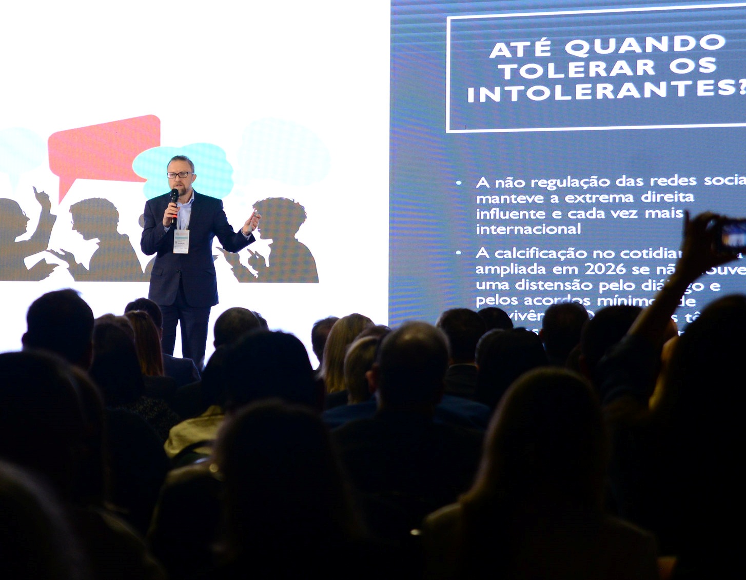 O jornalista e pesquisador Thomas Traumann, durante palestra no 2º Congresso Nacional de Comunicação dos Tribunais de Contas, realizado em Vitória nos dias 4 e 5 de julho. Foto: TCE-ES