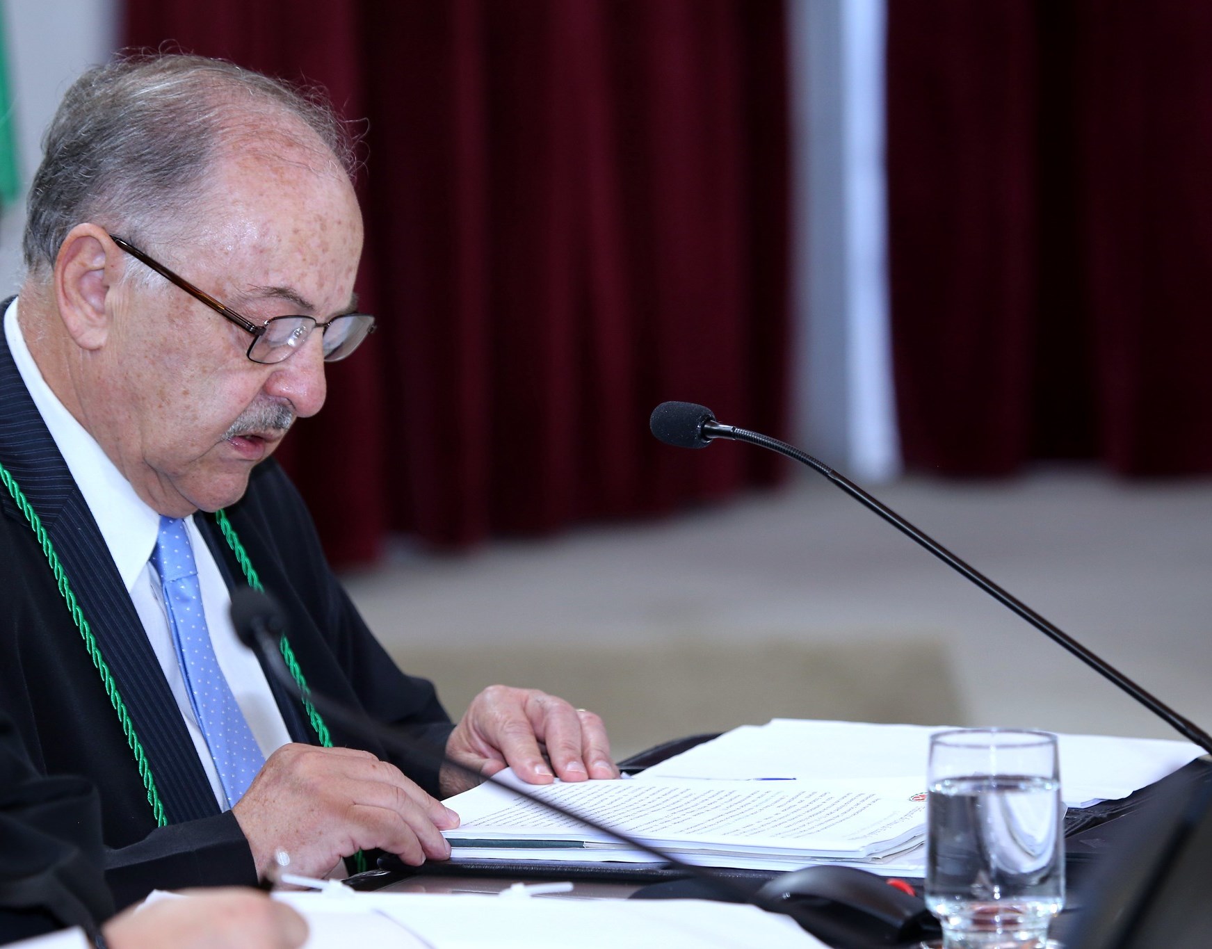 O conselheiro Artagão de Mattos Leão relata processo em sessão do TCE-PR. Foto: Wagner Araújo/Divulgação TCE-PR
