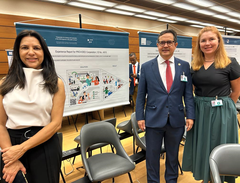 Simone Rufca, técnica de controle externo do TCE-PR, o conselheiro Edilberto Pontes, presidente do IRB e a diretora da EGP, Vivian Cetenareski, na sede da ONU, em Genebra. Foto: Divulgação TCE-PR