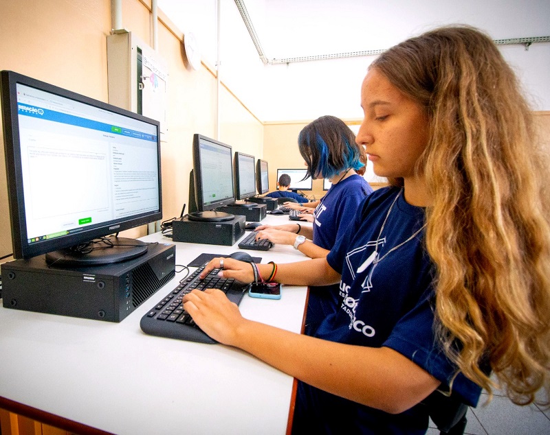 Estudantes da rede estadual utilizam a palaforma de ensino do projeto Desafio Paraná, destinada à execução das lições de casa pelos alunos. Foto: Agência Estadual de Notícias (AEN)