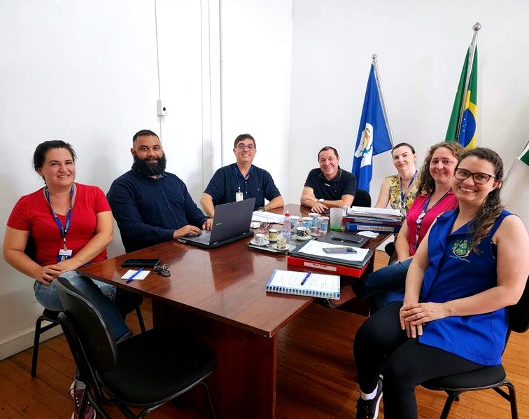 Os servidores do TCE-PR Flávio José Friedrich e André Isidio Martins reunidos com gestores da área da Educação do Município de São Mateus do Sul. Foto: TCE-PR