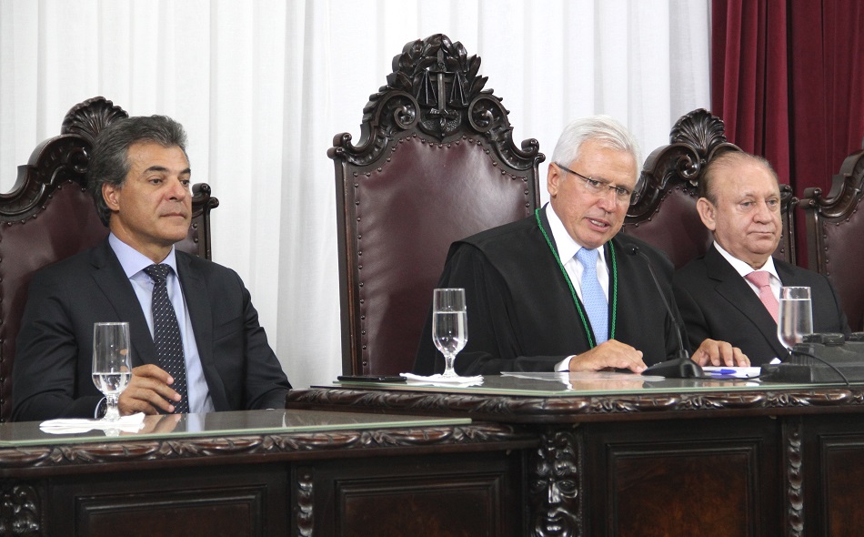 Presidente do TCE-PR, conselheiro Durval Amaral, entre o governador Beto Richa e o presidente da Assembléia Ademar Traiano, discursa na cerimônia de posse (Foto: Wagner Araújo/Divulgação TCE-PR)